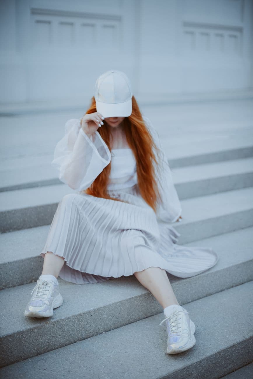 Bash – Styling sneakers with dresses and skirts: effortless looks for every day