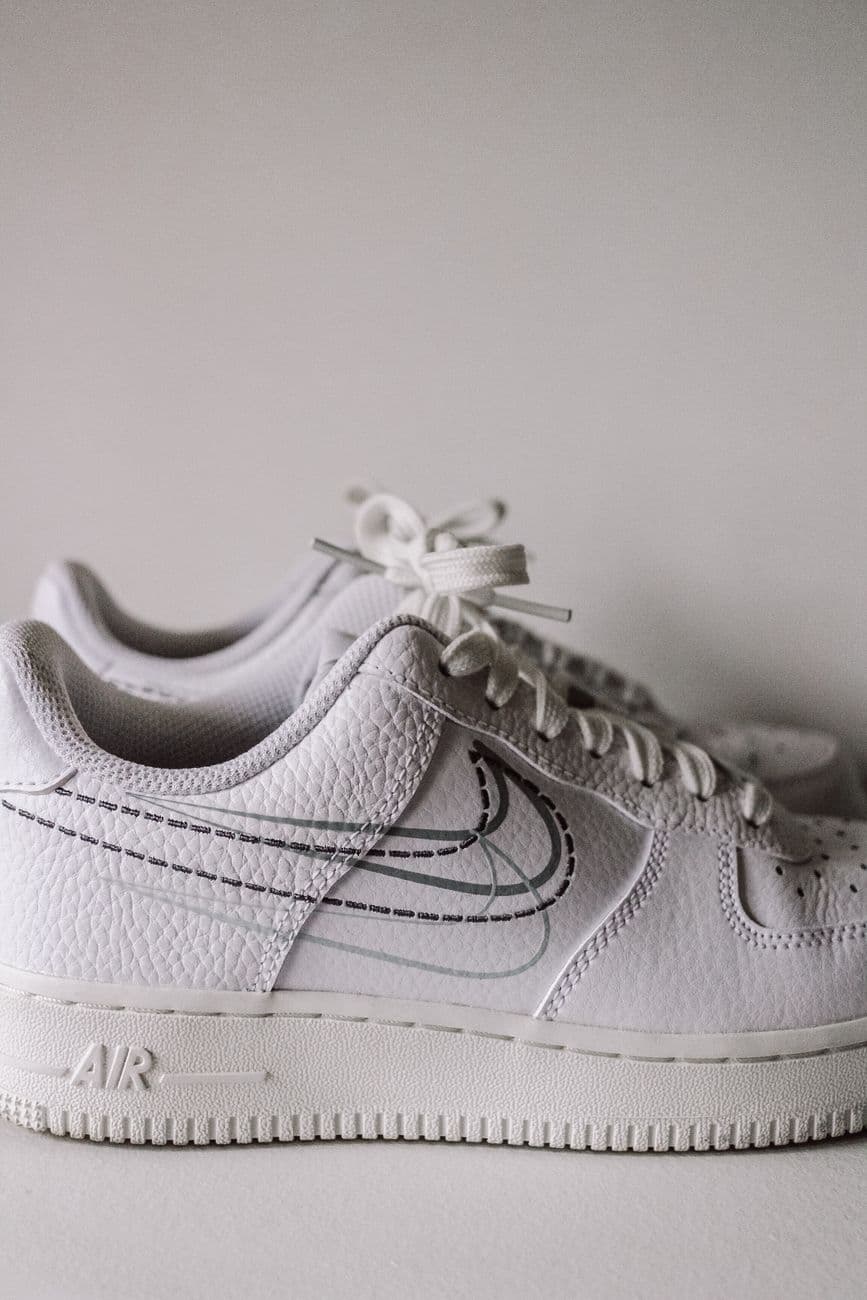 Bash – White sneakers for women: classic silhouettes and wardrobe pairing ideas