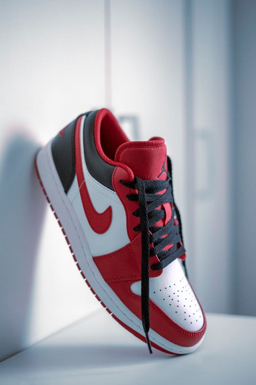 Bash – Sneaker fit guide for wide feet: how we find comfortable sneakers that actually fit