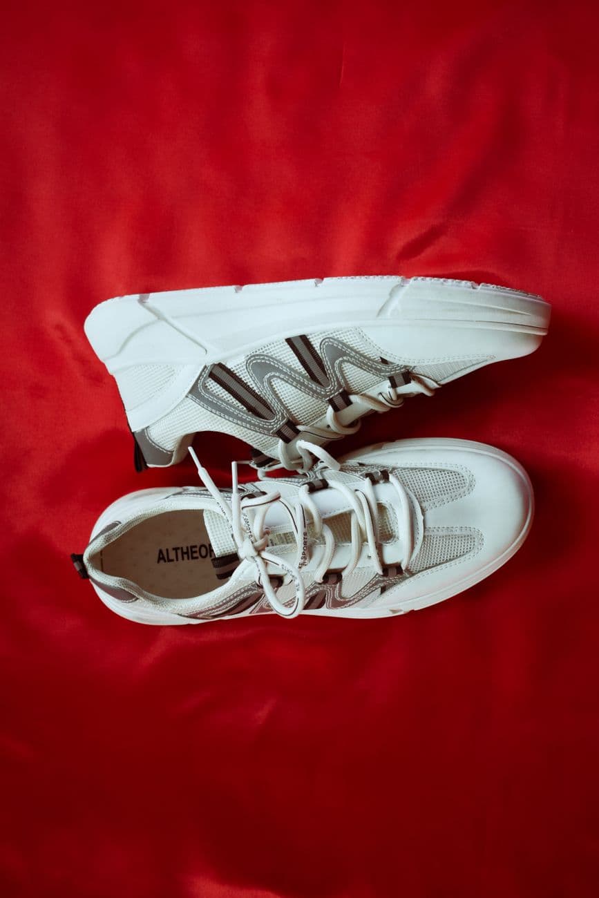 Bash – Compare leather vs canvas sneaker materials: which suits your life?
