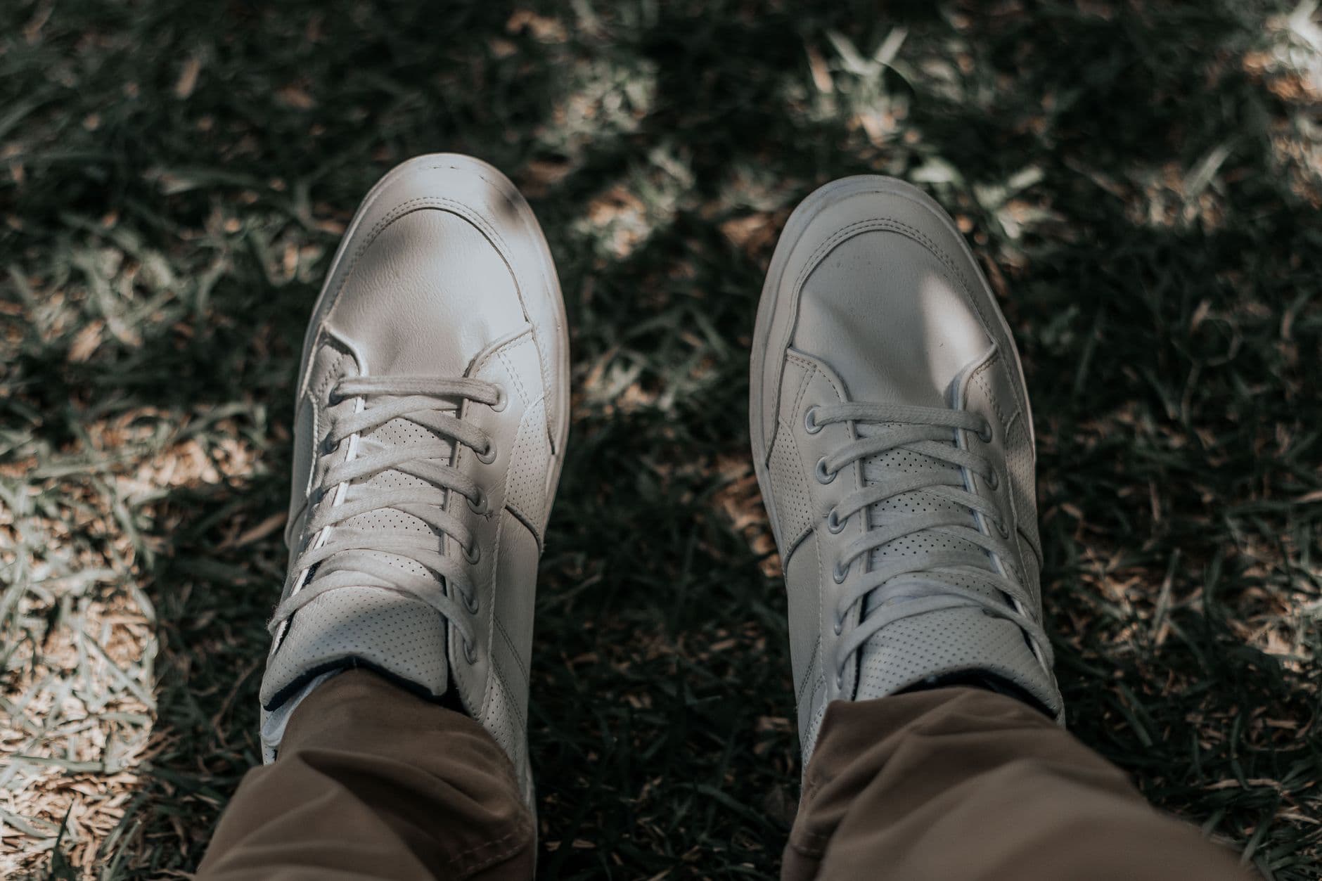 Bash – Men’s white travel sneakers with arch support for long days on the move