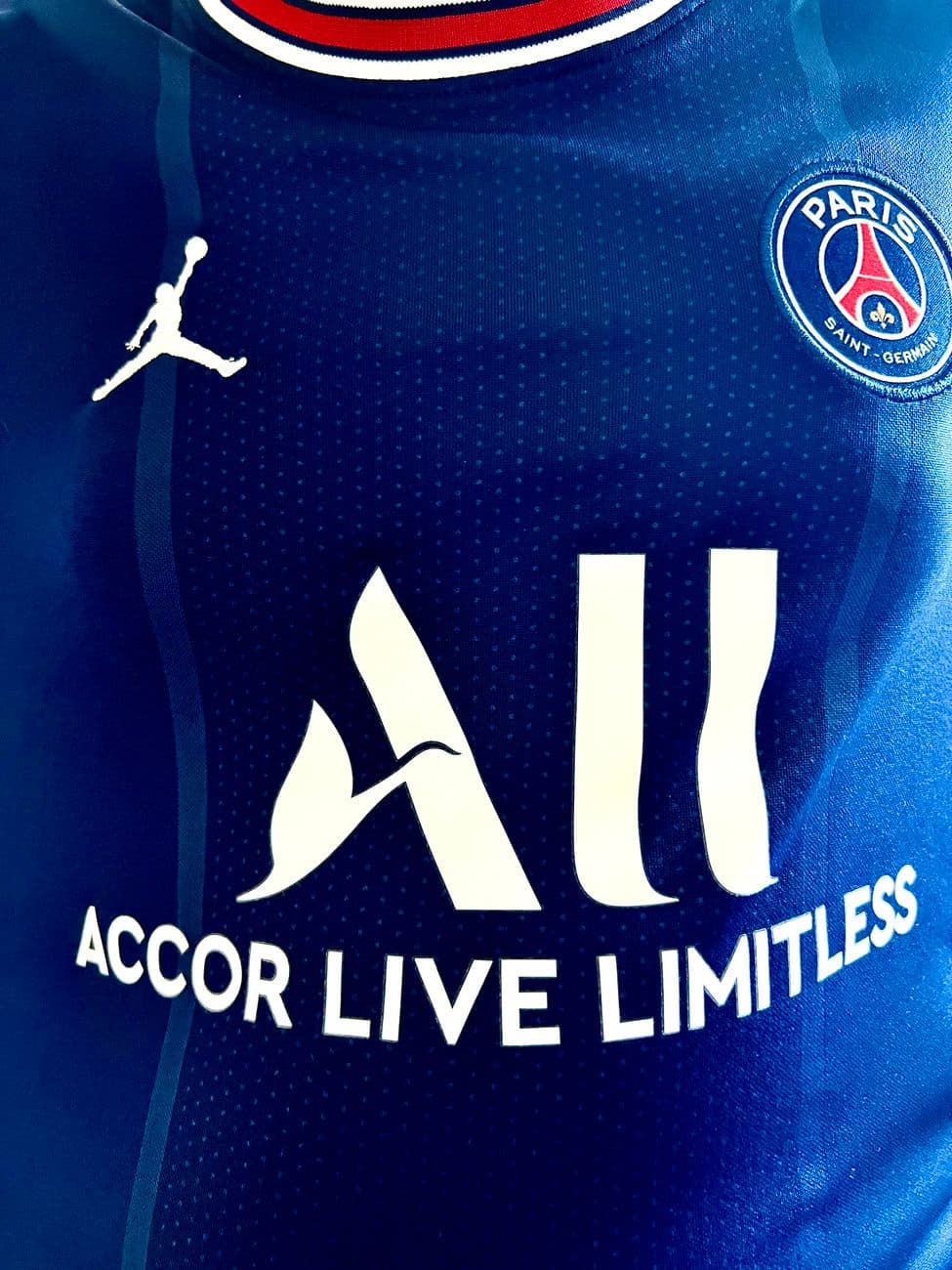 Bash – Authentic vs replica football shirts: how to choose the right shirt for you