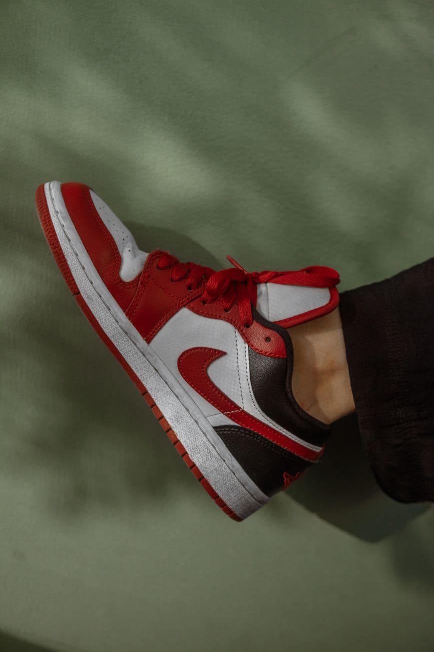 Bash – Red sneaker travel: stylish, comfortable shoes that pack light