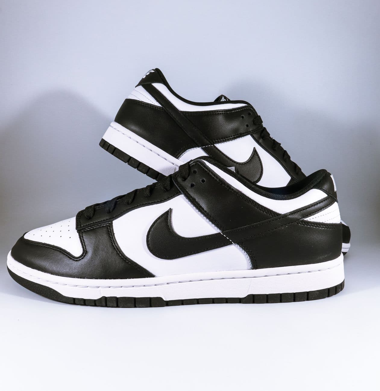 Bash – Minimalist Black-and-White Nike Sneakers for a Versatile Wardrobe