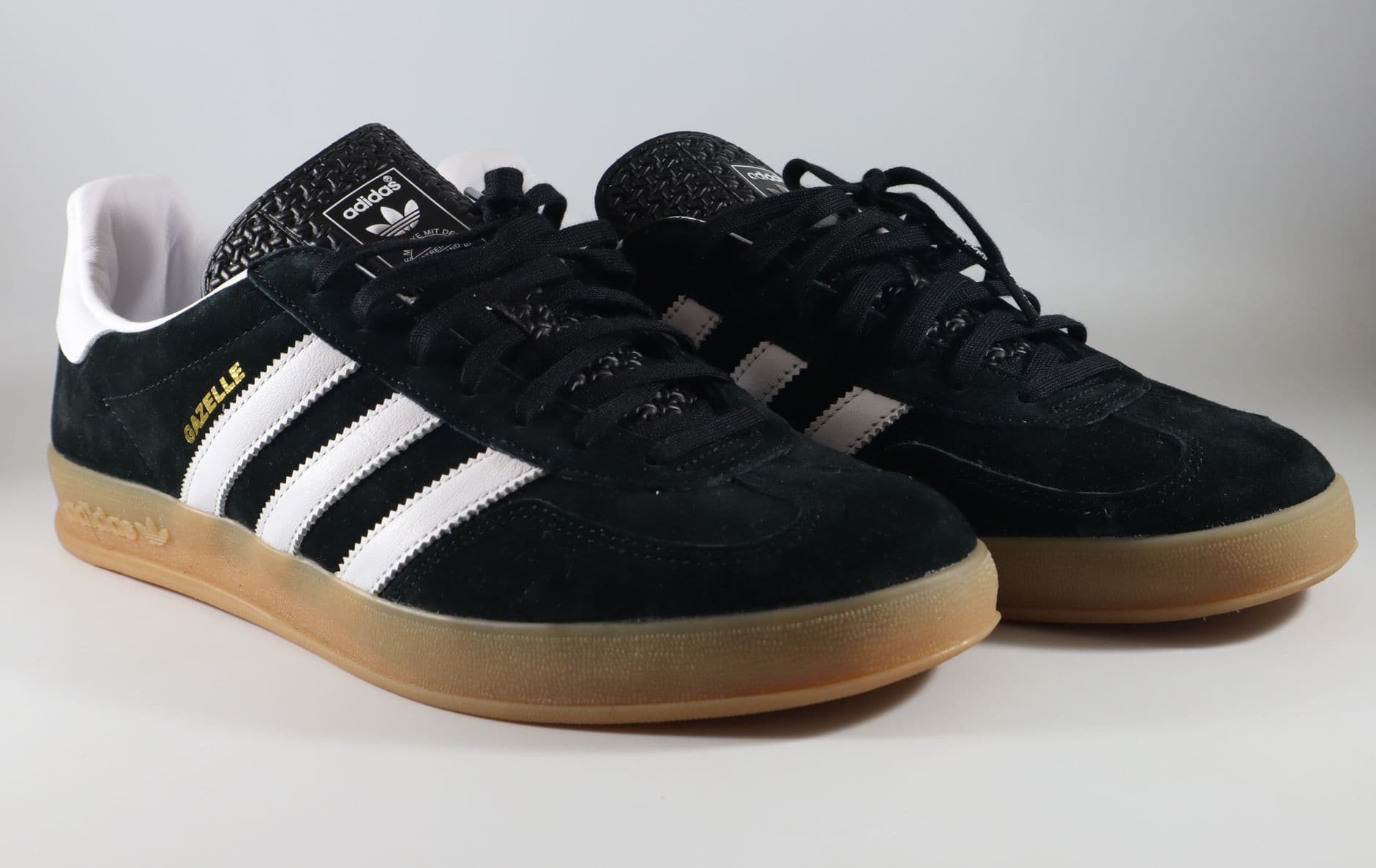 Bash – Adidas Gazelle sneakers for travel - classic comfort, light packing