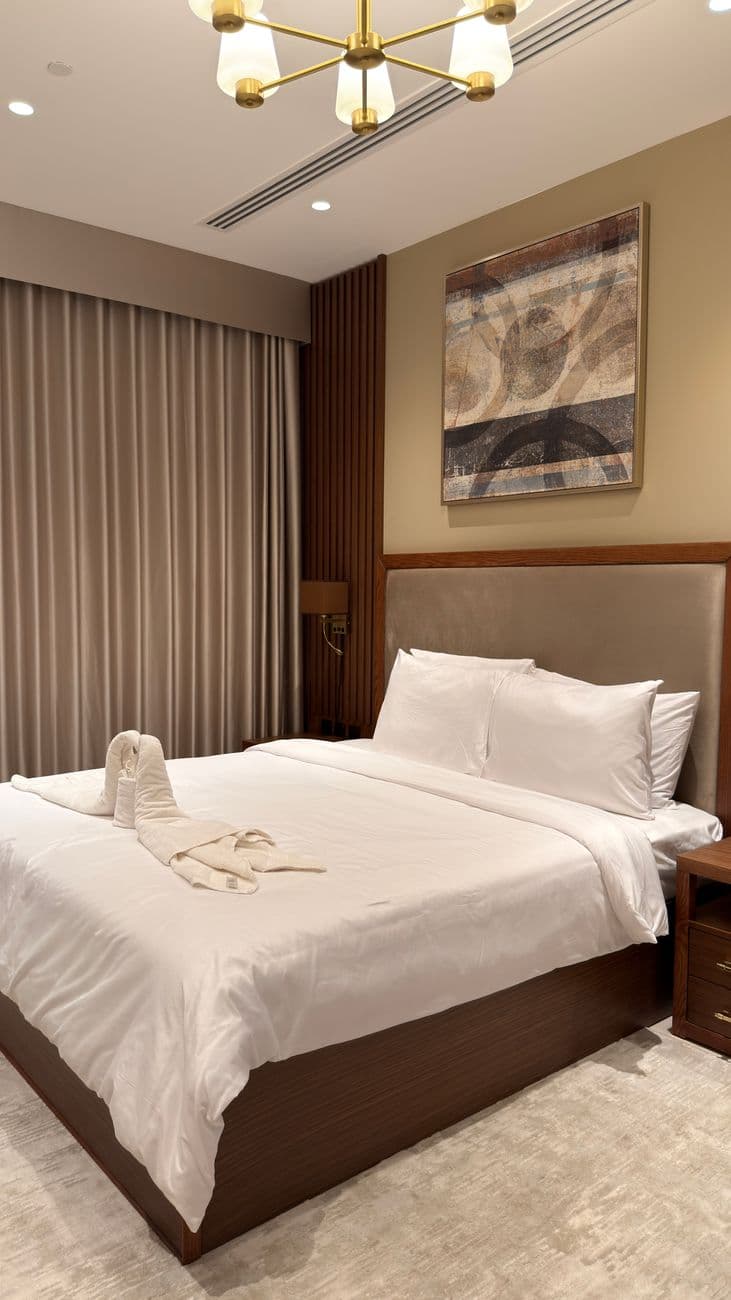 Bash – How to make your bed like a hotel: precise step-by-step pillow placement