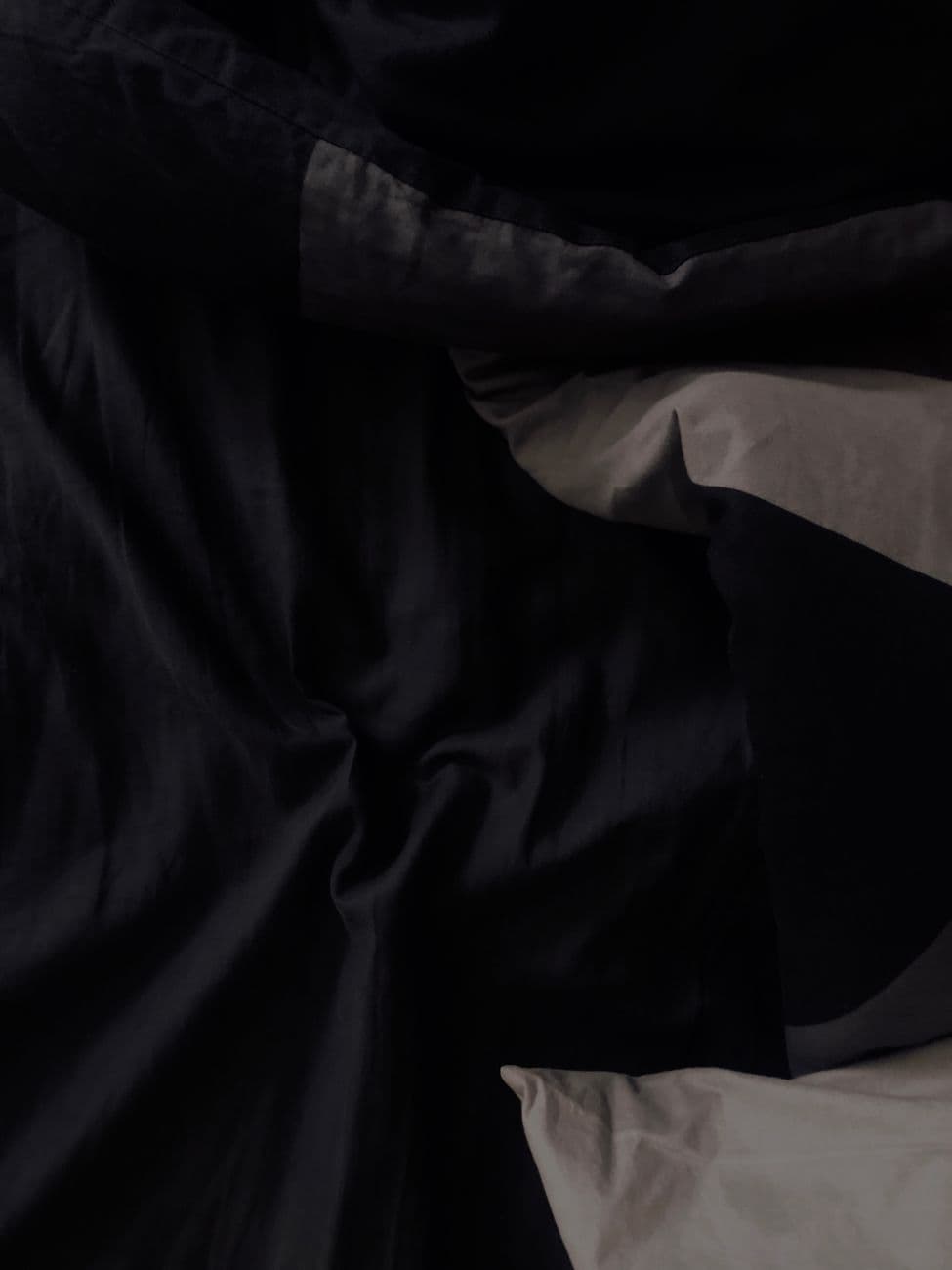 Bash – Black comforter styling ideas for modern bedrooms
