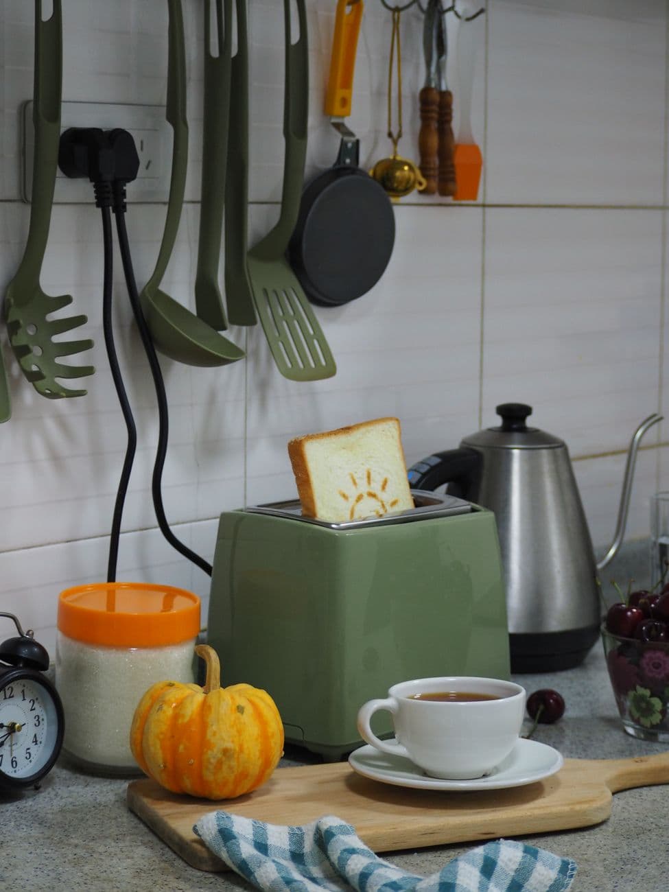Bash – Combo kettle-toaster with keep-warm function: a calm practical landing page