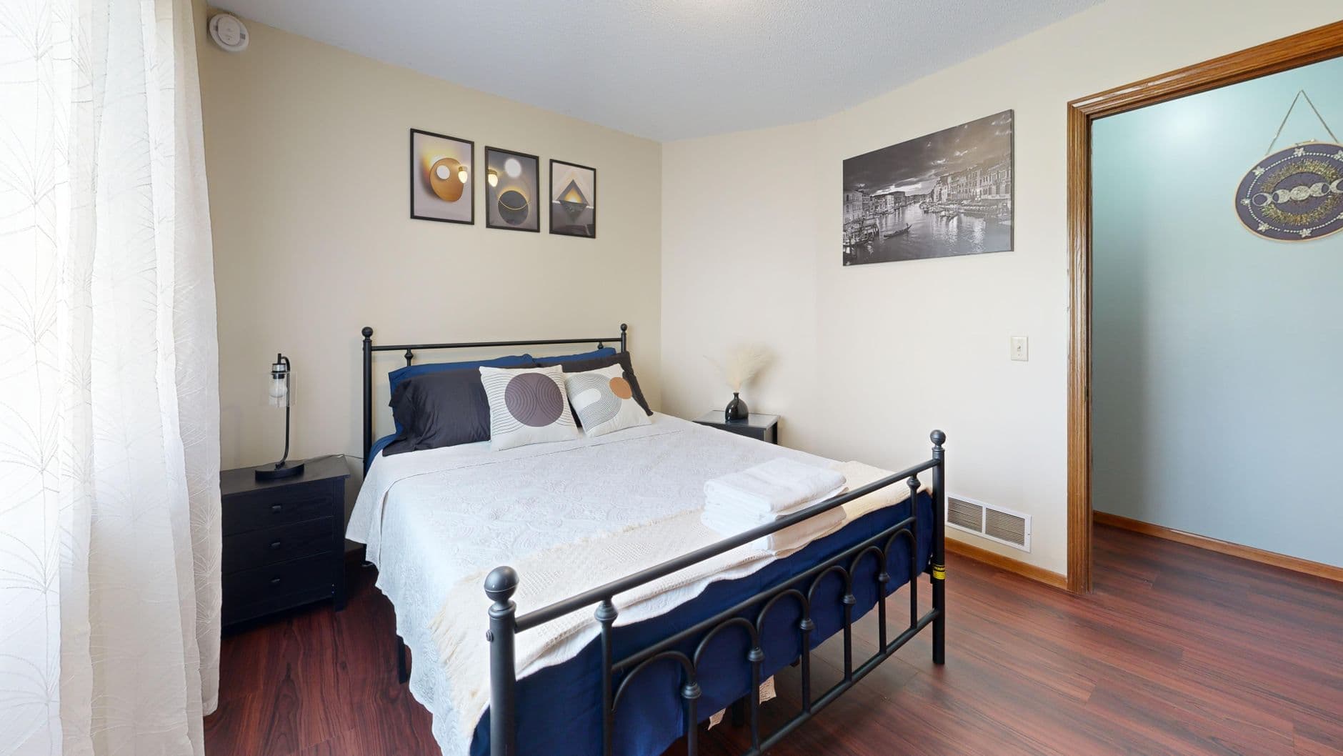 Bash – Bed frame material guide - metal vs wood