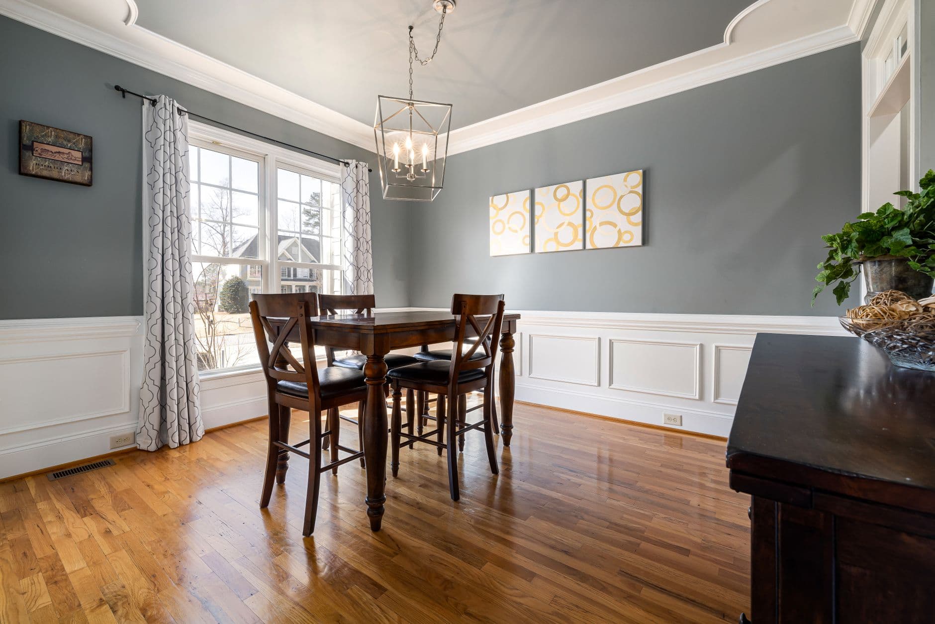 Bash – How much space to leave around a dining table