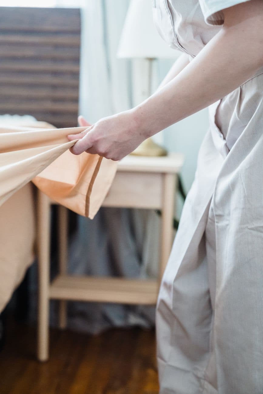 Bash – Hotel-style bed making tutorial: simple steps for a neat, hotel-ready bed