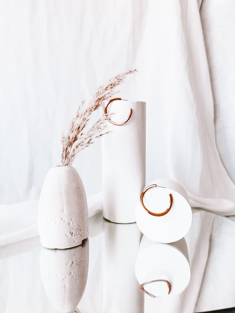 Bash – White vase: how to choose, style and buy the right one
