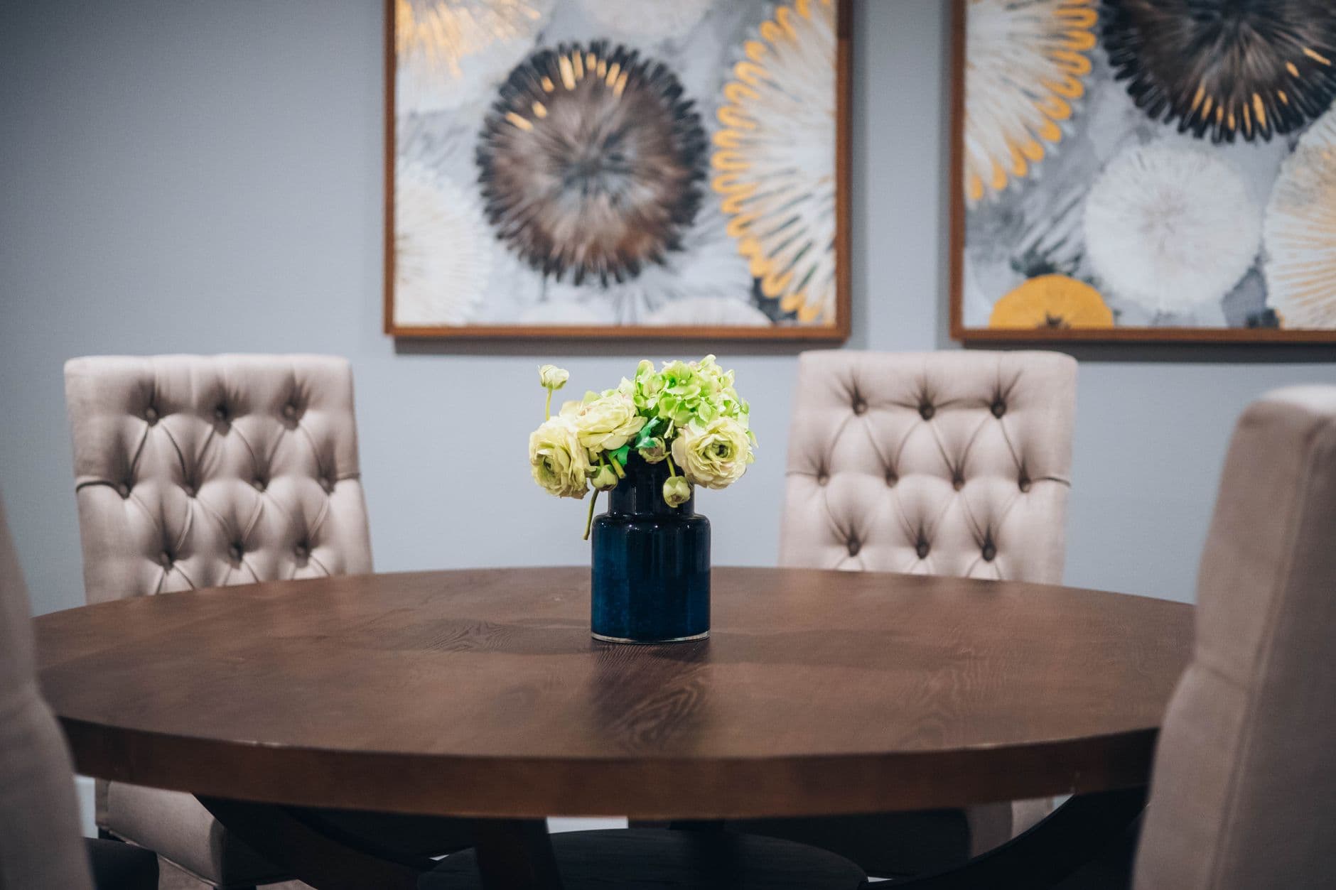 Bash – Round dining room table: style, size and how to choose