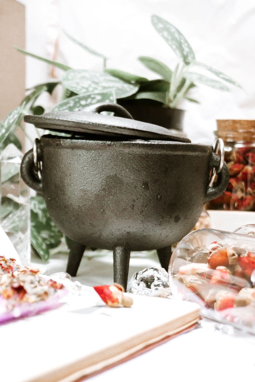 Bash – Cast iron pots: how we choose, use and care for them