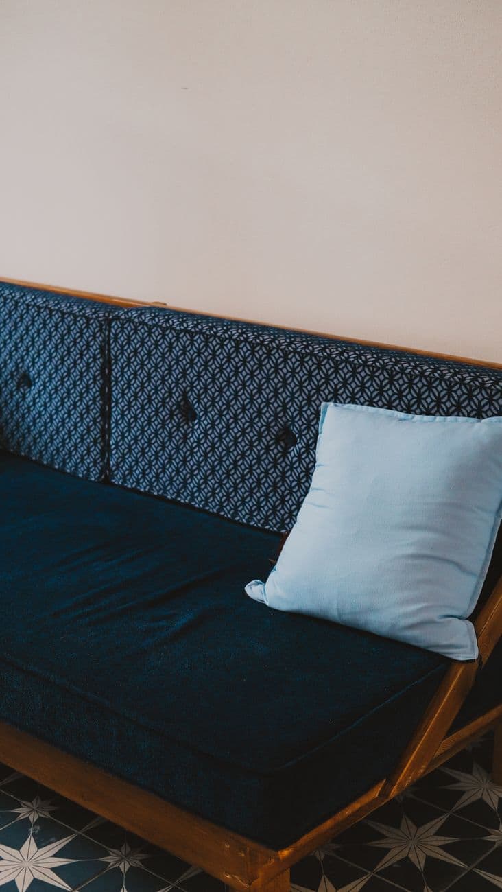 Bash – Navy blue couch: styling, sizing and buying guide